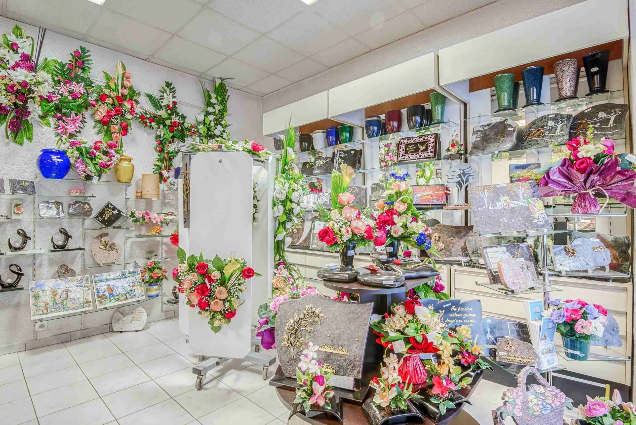 Exposition de plaques funéraires, urnes et fleurs de deuil - Auzas Père et Fils