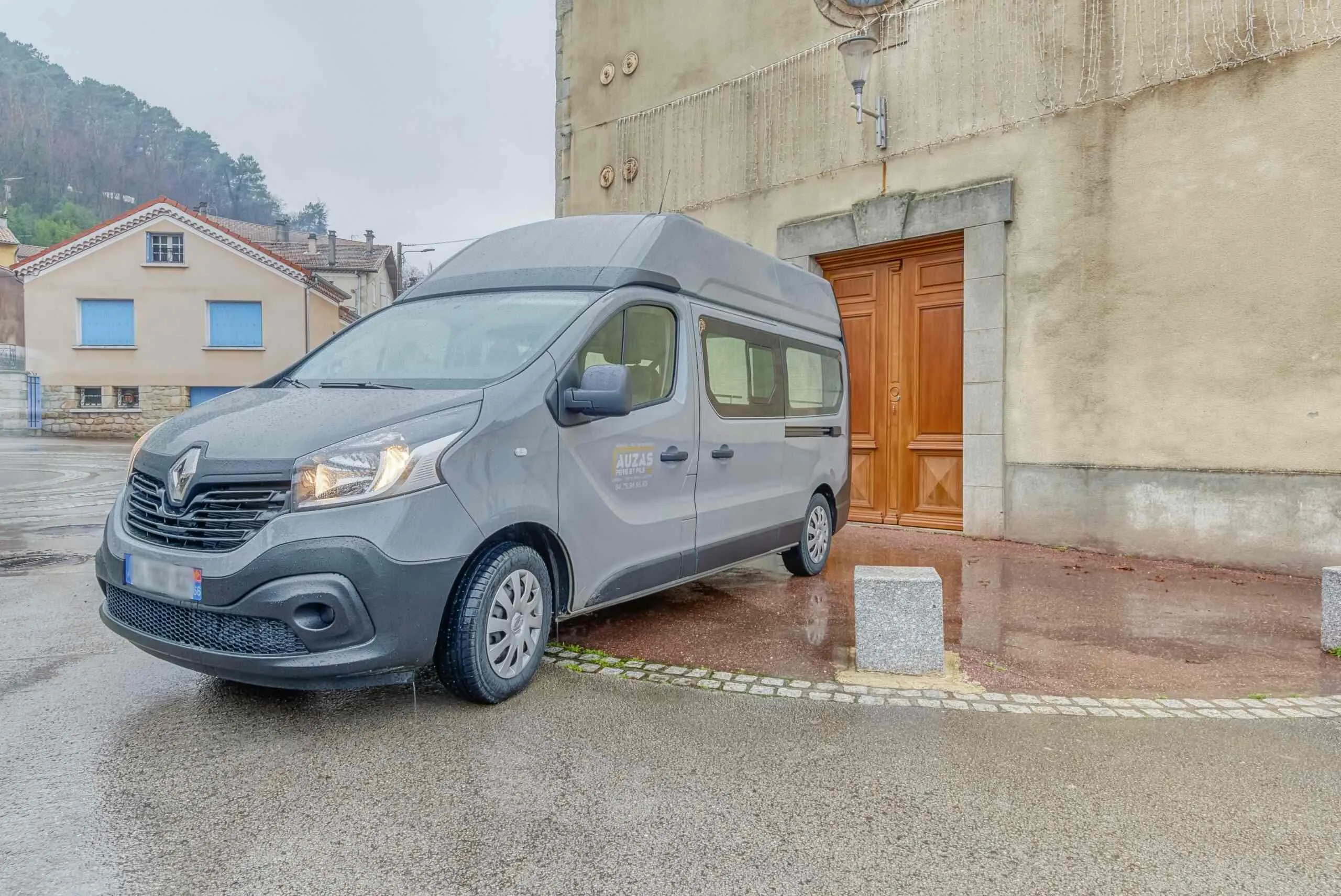 Véhicule de transport de corps et corbillard Auzas Père et Fils
