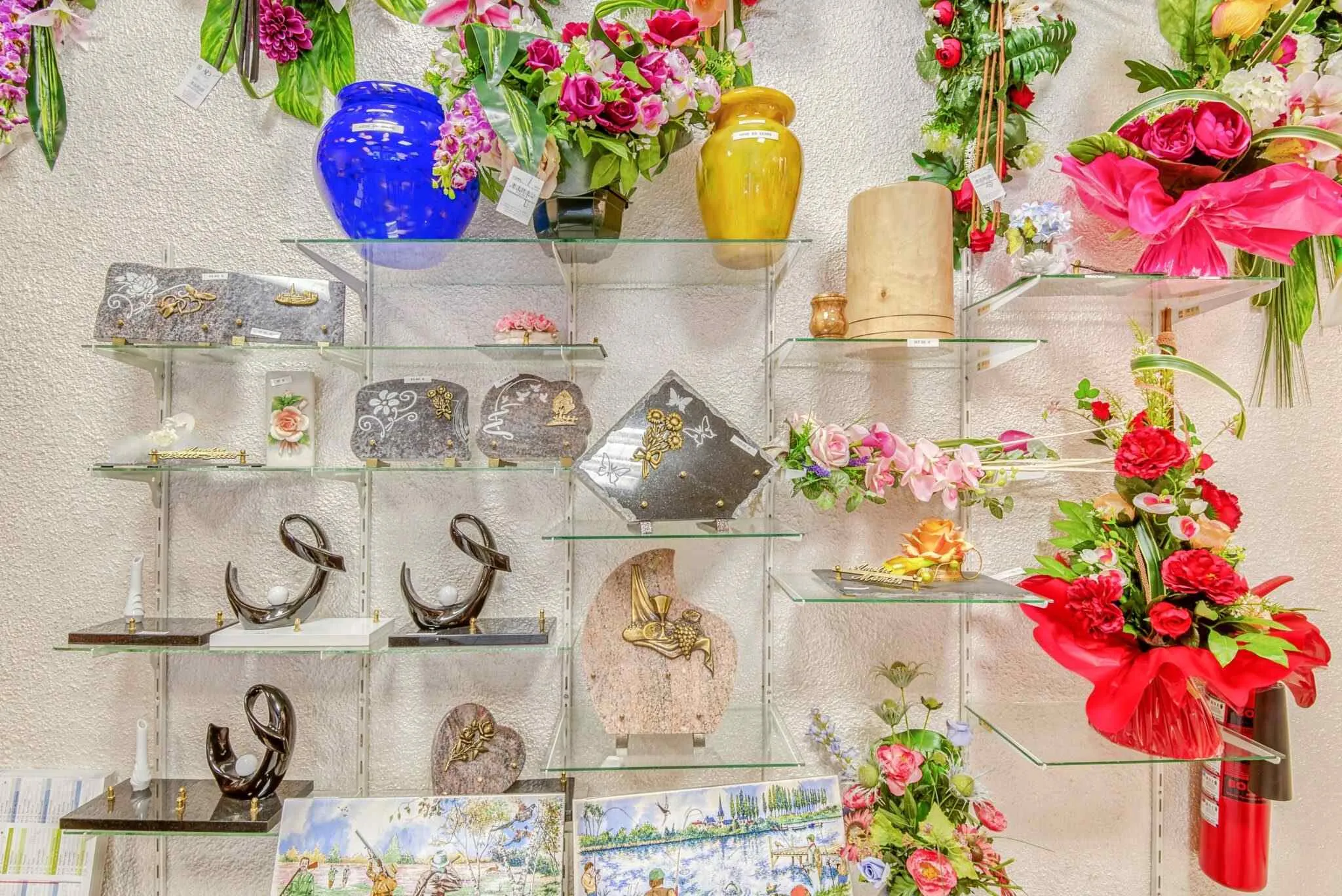 Magasin d'articles funéraires, fleurs artificielles et plaques de deuil