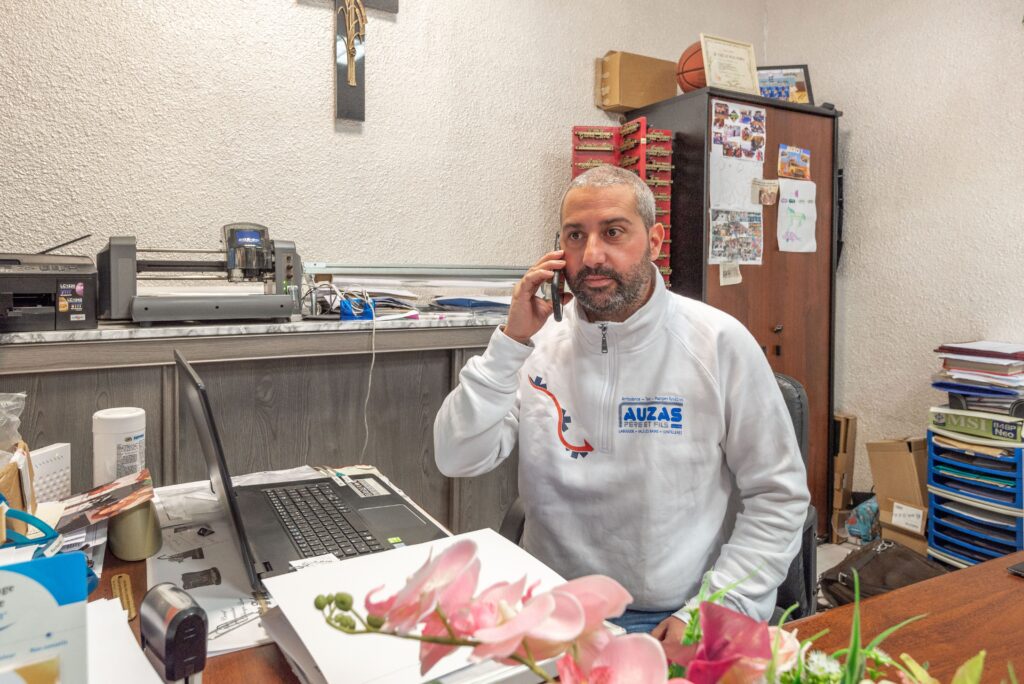 fleurs dans un vase dans un cimetiere