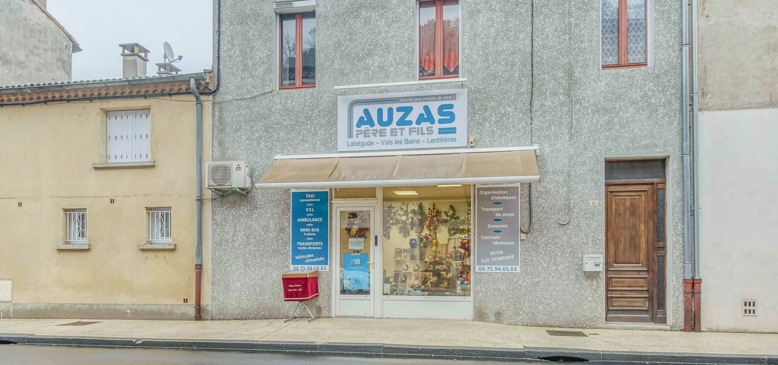 Devanture de l'agence Pompes Funèbres et Ambulances Auzas Père et Fils